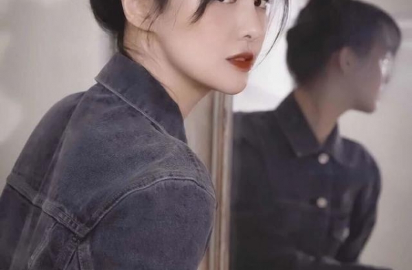 郑爽这次总算开窍了，一身牛仔装青春活力，哪吒头更显嫩