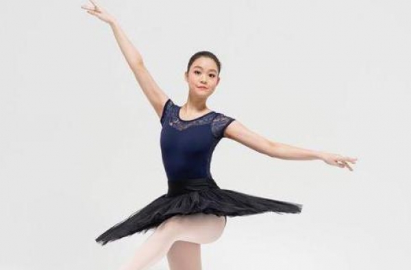 刘銮雄女儿晒芭蕾美照，颜值逆袭不输关之琳，17岁了仍不叫爸爸