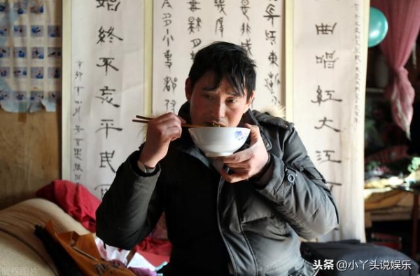 大衣哥再被村民碰瓷，家门口被村民堵住，拉着行李要常住
