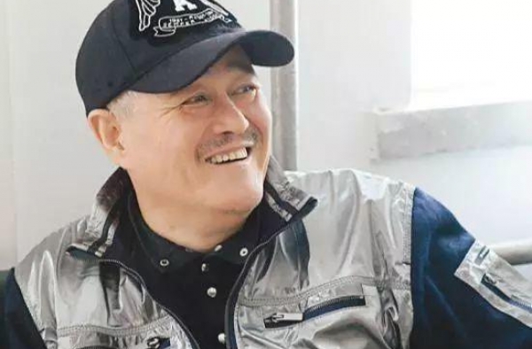 被赵本山培养11年，当红时却嫁入豪门隐退，老公长相很尴尬