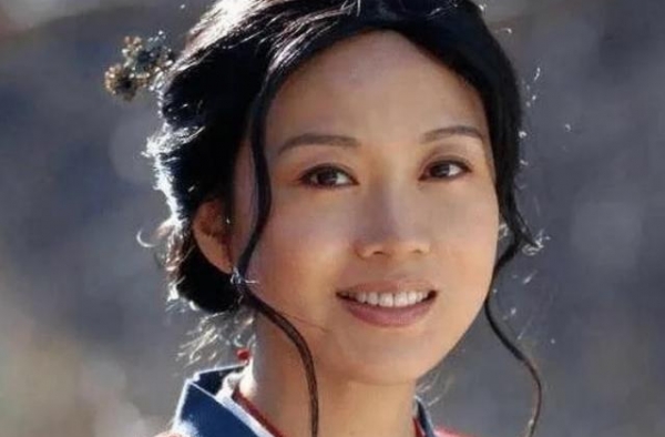 49岁闫妮越活越年轻，素面朝天回老家探亲，亲姐出镜二人似复制