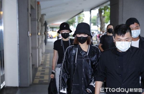 峮峮睡不好 小猪黄沐妍“她喝了三分之一碗汤”心疼陪伴入睡