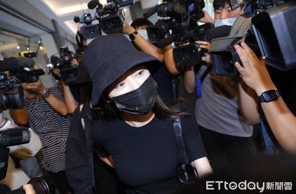 萝莉塔、梁以辰遮半脸憔悴送别鬼哥！凌晨还在思念他