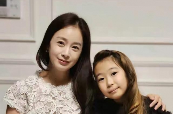 金泰熙为女儿庆生！素颜出镜也老了，rain变肌肉男脸却瘦脱相