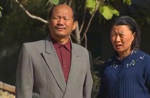 谢广坤“媳妇”化妆后变了一个人，淡妆浓抹的样子，一点都不土气