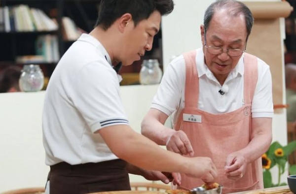 黄渤领衔、豆瓣评分9.4，《忘不了餐厅》如何破解出圈难题？