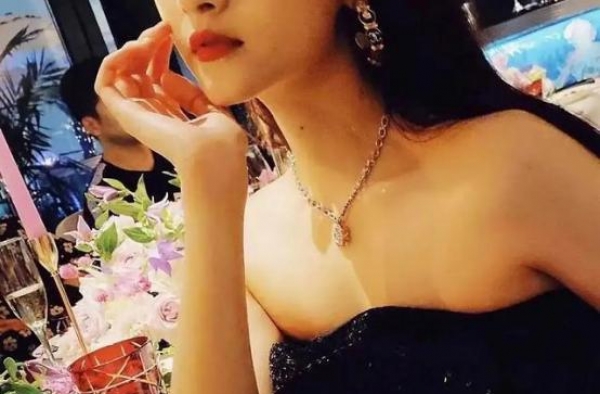 真香了！关晓彤：“花上万买包都是神经病”,如今频频晒出大牌包