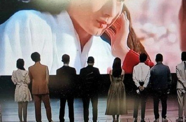 成毅这操作太掉价了！云歌会全程无视女主，袁冰妍都哭了他还鼓掌