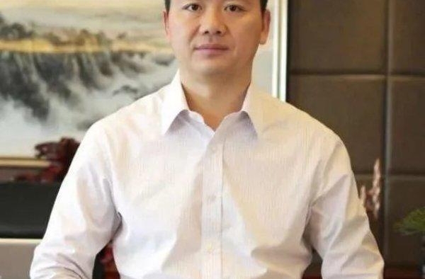 刘强东的神秘儿子被后妈章泽天称呼“少爷”，坐拥百亿生母成谜