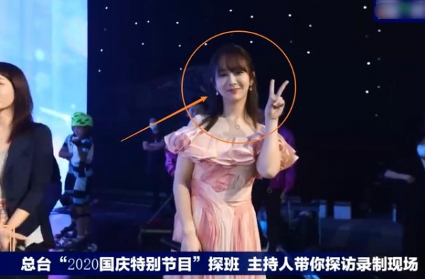 杨紫接受央视新闻采访，在无美颜真实镜头下，这颜值五官没看错吧