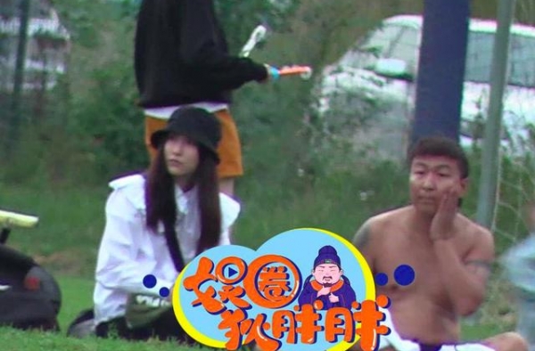 陈羽凡赤膊裸肚，小18岁女友贴身陪伴，女方外貌似前妻