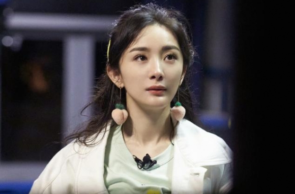 不愧是“带货女王”，杨幂在《密逃》里的初秋穿搭，又美到我了