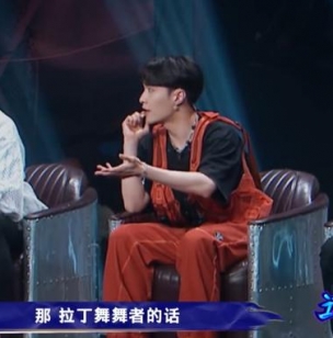 张艺兴在线吃瓜，成为“脱单”代言人，当众分享多年撩妹秘籍