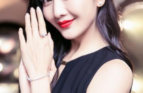 著名女星王鸥：事业成功后，终于与妈妈和解，融融亲情让人感动