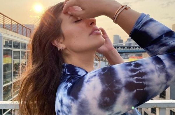 阿什莉复工后晒出一组照片：生娃归来重磅依旧，魅力在线