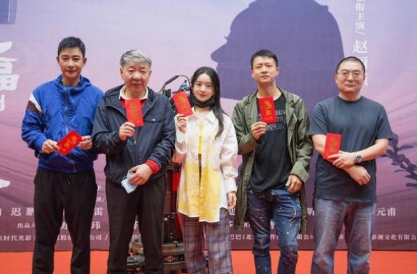 赵丽颖新剧开机，与郑晓龙聚餐啃鸡爪，笑容满满接地气