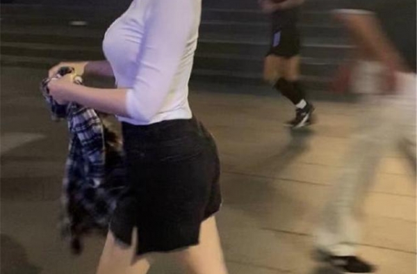 头等舱里素颜吃泡面，满脸泛黄，网友：终于是51岁该有的样子