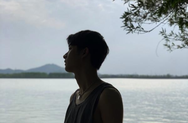 就这张脸，在热搜挂了一天？