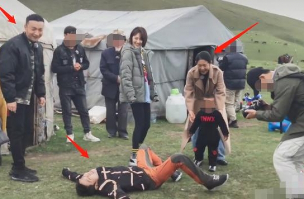 央视众名嘴同框！61岁倪萍和小孩互动亲切慈祥，撒贝宁草地撒欢