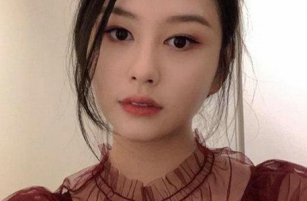 邱淑贞21岁女儿沈月晒自拍 红裙甜笑娇艳俏丽