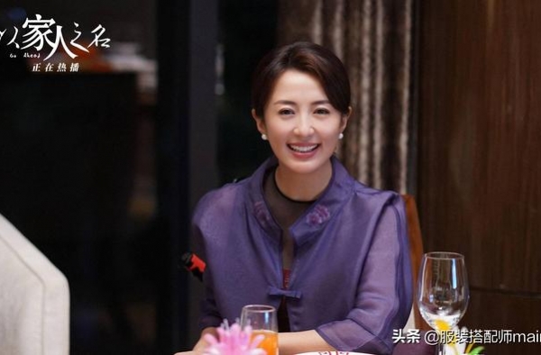 杨童舒45岁状态好极了，穿黑西装配牛仔裤亮相，好气质无需扮嫩