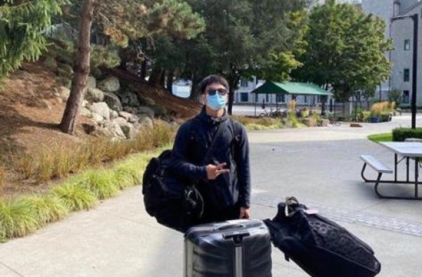 陈坤罕晒18岁儿子近况，亲自送娃上学，陈尊佑打扮炫酷