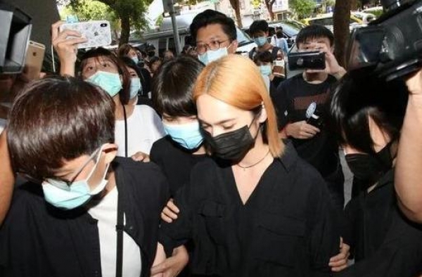 罗志祥独在堂外遥祭黄鸿升，吴宗宪透露黄爸拒绝罗志祥到场原因