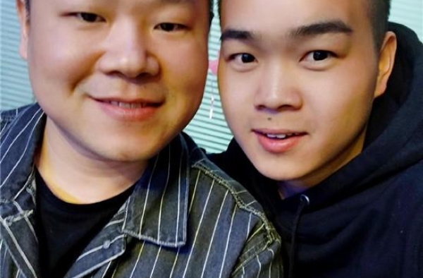 岳云鹏徒弟尚筱菊晒父子合影，谢金在线提问，烧饼新梗让笑点升级