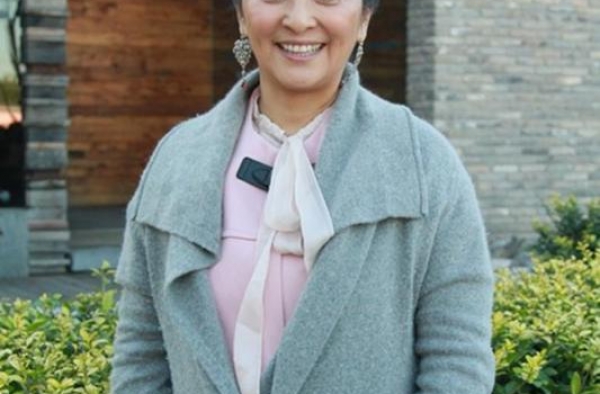 李勤勤打包机场剩菜给狗吃，连骨头都不放过，把狗当成亲生孩子