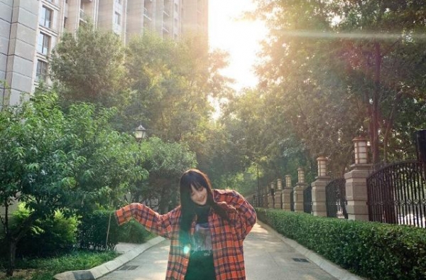 李小璐秋日潮搭上线，格子衬衫配马丁靴，37岁辣妈仍有少女范