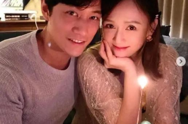 41岁陈乔恩晒恋爱周年合照，开美颜撞脸杨幂，超高发际线泄年龄