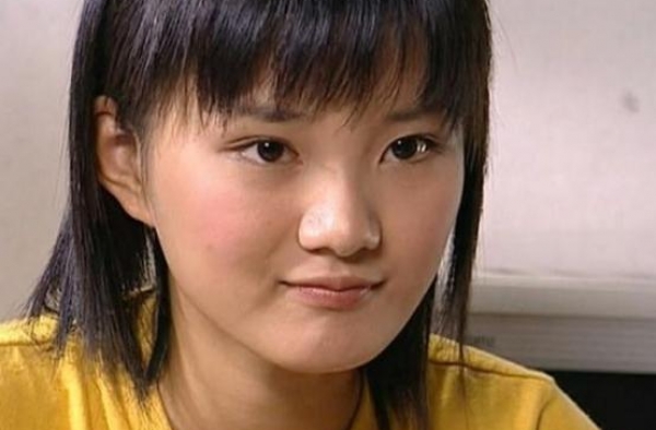 她被称为“最丑女一号”，黄圣依为她做配，如今34无戏可拍