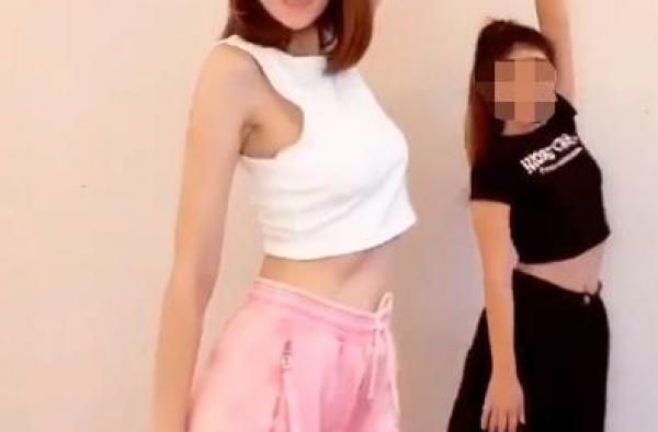 林志颖娇妻跳大尺度辣舞，穿露脐装秀蛮腰，她这是不怕婆婆骂了？