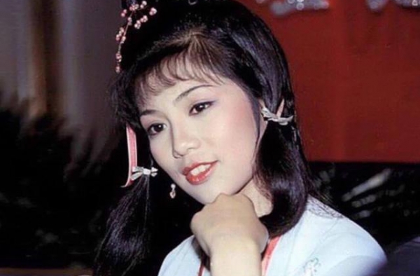 “俏黄蓉”翁美玲26岁自杀，为情所困的背后是出生就背负的卑微