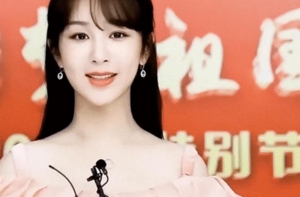 杨紫亮相央视节目录制，粉色层叠荷叶卷边裙，呆萌可爱