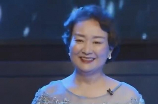 33年后母亲重新站上舞台演出，女儿表示：今天才真正认识我妈妈