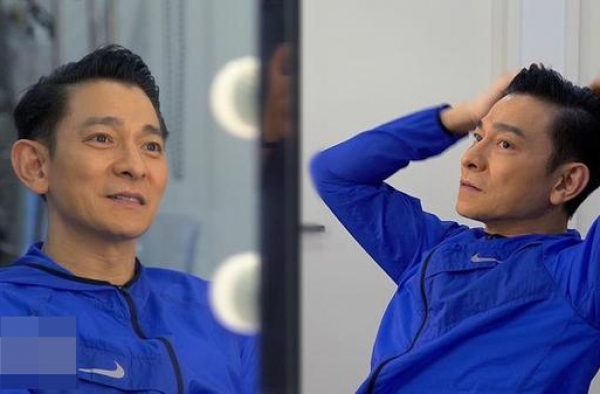 刘德华素颜露面曝光真实状态，59岁生日当晚开直播与歌迷欢庆
