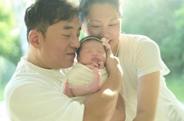56岁吕方当爸太喜悦，大谈育儿经，想和16岁富豪娇妻再拼一子