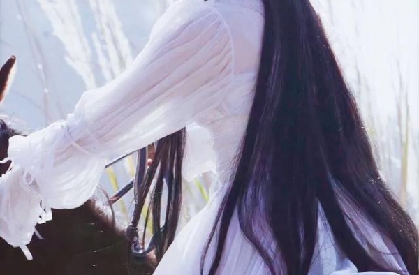 刘亦菲少女时期纯白写真第一次曝光，我打赌你没见过刘亦菲吐舌头