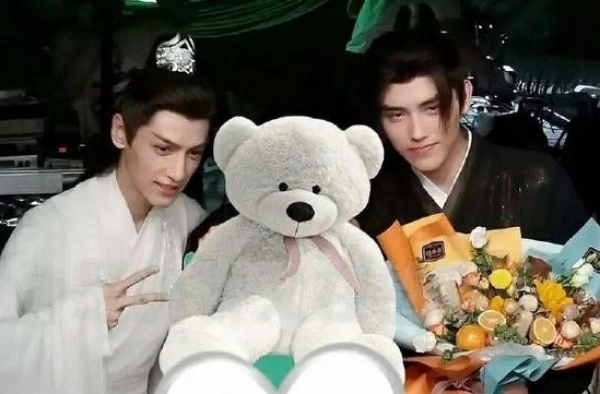 《皓衣行》杀青：陈飞宇稚嫩，罗云熙瘦脱相，合影不见陈瑶