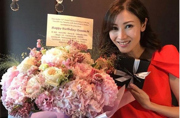 李嘉欣晒9岁儿子近照，变瘦许多显帅气，独自背包求学现学霸潜质