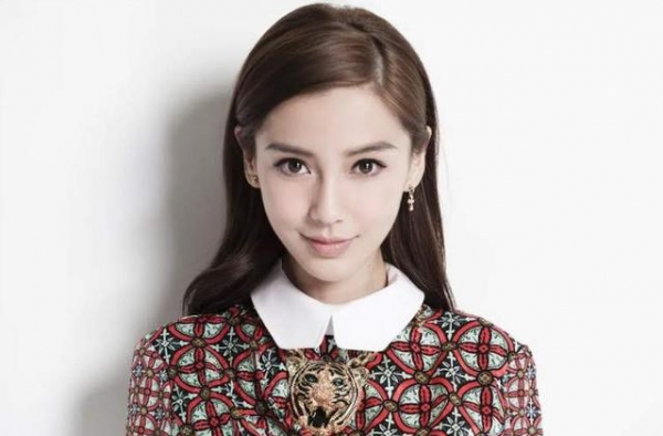 杨颖自曝有抑郁倾向，每晚看着天花板哭，靠打游戏走出人生低谷