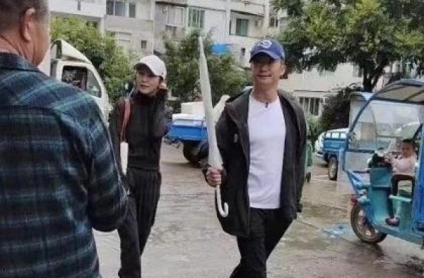 吴京谢楠买菜，谢楠瘦成纸片人吴京变身小跟班，夫妻相越发明显