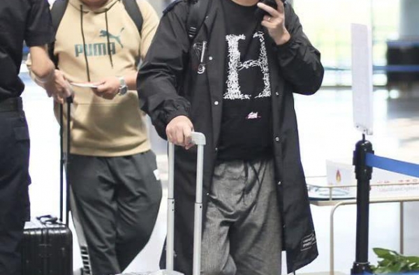 黄磊夫妇现身机场，孙莉转型穿乞丐裤，好似香肠腿