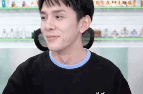 李佳琦一口烤瓷牙太抢镜，这5位明星的牙齿也很不自然，太假了
