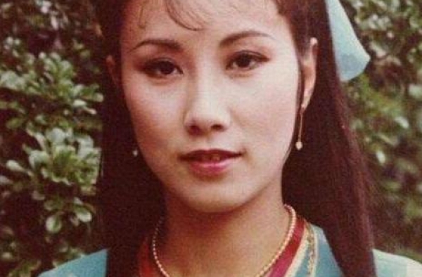 汪明荃晒与老公罗家英近照，2次患癌仍追求真爱，61岁终成新娘