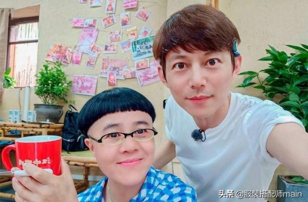 刘纯燕54岁不服老，脚踩毛绒凉鞋搭破洞短裤，抢眼造型赚足眼球