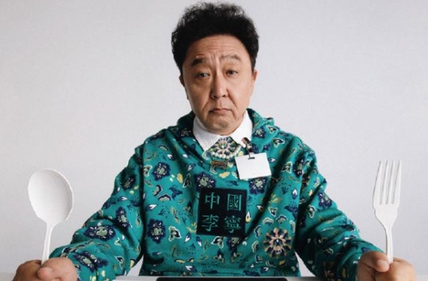 于谦成李宁代言人？一身潮牌毫无违和感，网友：安踏快瞄准郭德纲