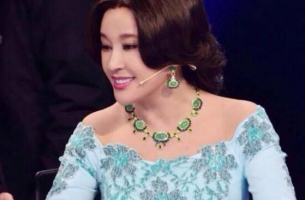 刘晓庆与张纪中同框，穿运动服状态真好，气质不输他小31岁娇妻