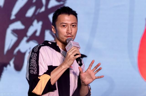 40岁谢霆锋出席活动，一身运动造型休闲舒适，胡子拉碴变化挺大